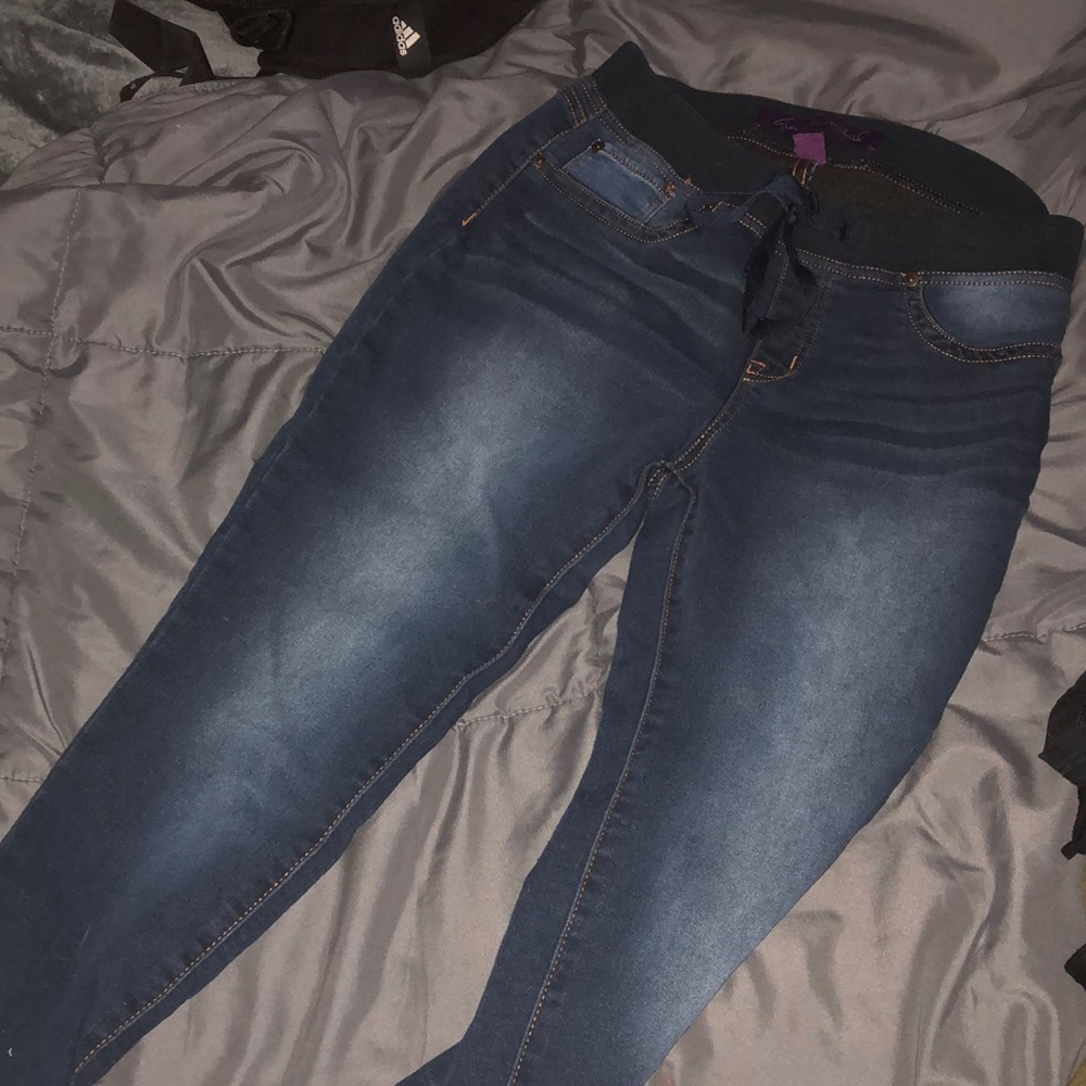 Mid rise blue jeans